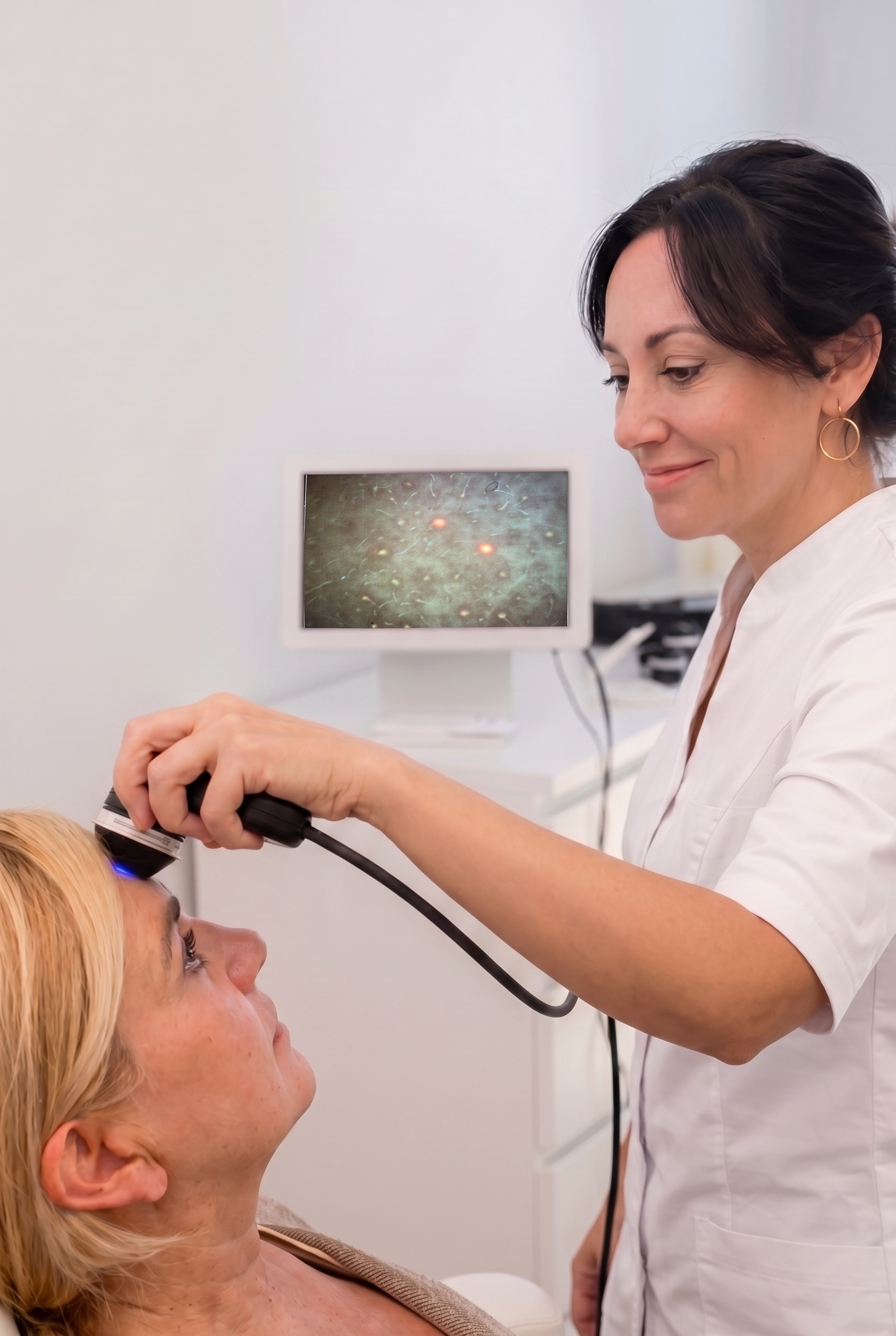Apparative Hautanalyse mit Diagnose-Monitor bei Lisa Grabinger