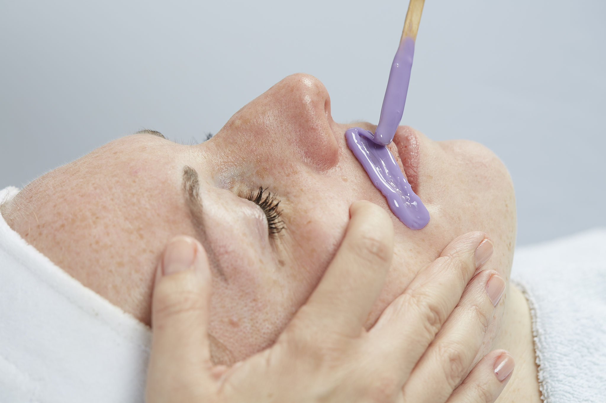 Dermazeutische Gesichtsbehandlung mit Wirkstoffmaske