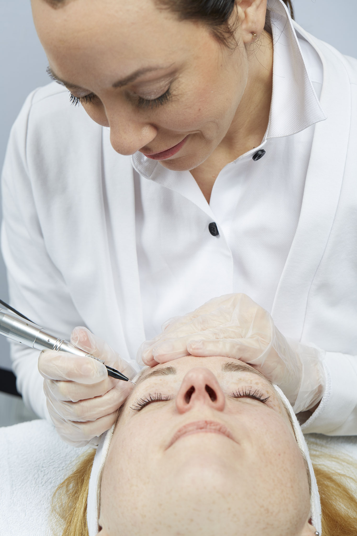 Lisa Grabinger bei einer Permanent-Make-up-Behandlung an den Augenbrauen